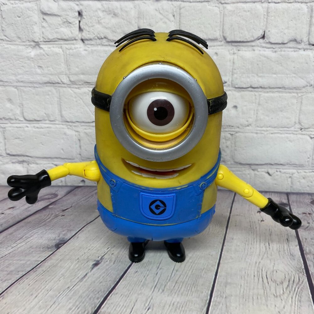 Despicable Me Talking Stuart Minion Toy 8 Inches Tall Used Tested Works